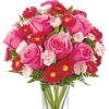 this design features blushing pink roses