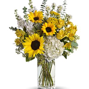 Send smiles across miles with this elegant bouquet of fresh roses