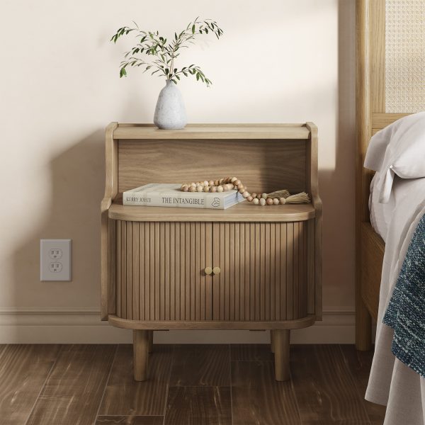 and it rests on four sleek angled legs that emulate the iconic style. color:Natural