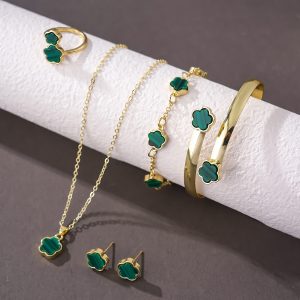 * *FIVE CLOVER BRACELET:* Legend five-leaf clover symbolizes luck