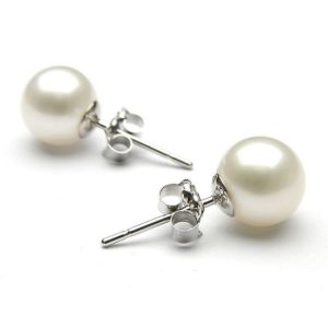 These beautiful 18k White Gold-Plated Pearl Earrings are perfectly suited for business wear and can dress up any outfit for a night on the town. The posts and butterfly back closures are composed of 18-karat white gold plating over brass. Pearl earrings are a staple of any jewelry collection. Product FeaturesFeatures:* 18k white gold-plated over brass* 8mm genuine shell pearl* Butterfly back closure