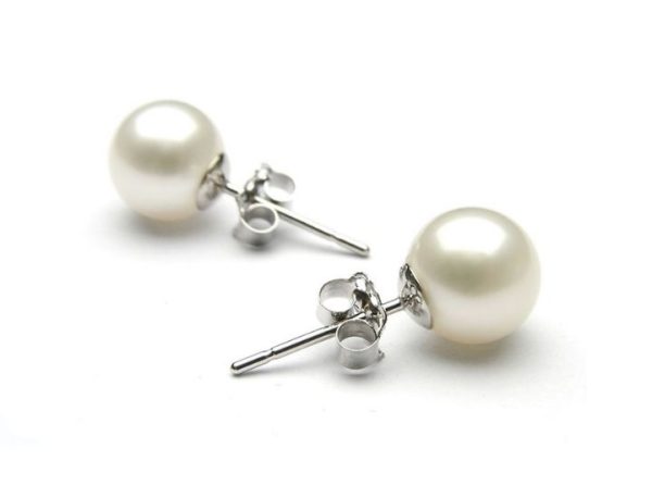 These beautiful 18k White Gold-Plated Pearl Earrings are perfectly suited for business wear and can dress up any outfit for a night on the town. The posts and butterfly back closures are composed of 18-karat white gold plating over brass. Pearl earrings are a staple of any jewelry collection. Product FeaturesFeatures:* 18k white gold-plated over brass* 8mm genuine shell pearl* Butterfly back closure