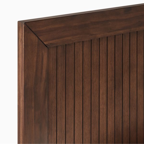 streamlined silhouette keeps the look timeless.color:Brown