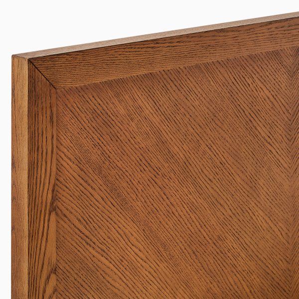 and engineered wood. The headboard features a timeless chevron pattern that adds a touch of elegance to your bedroom.frame material:Oak