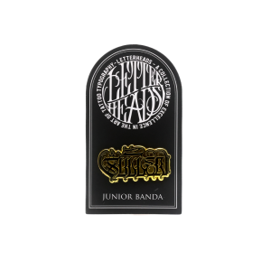 <p>Grab this gold collectable Letterheads Pin with lettering by artist Junior Banda!  </p> <ul> <li> <span>L </span> <span>ETTERHEADS </span> <span> #8 - Junior Banda - @Juniorbandatattoo </span> </li> </ul>