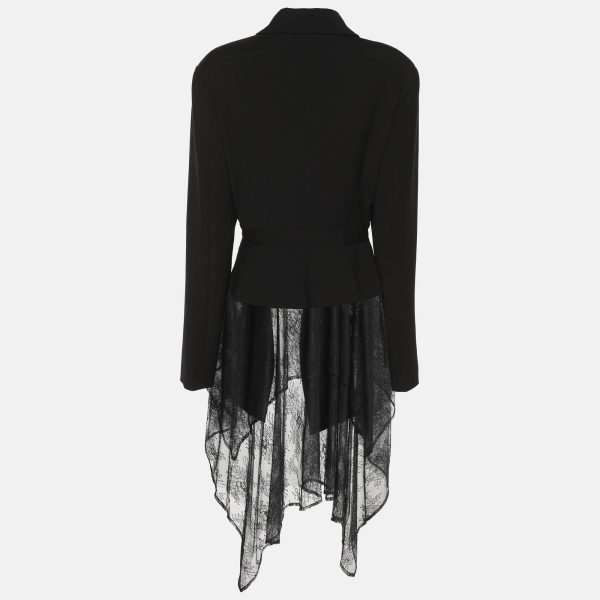 softening its lines with an unexpected touch of femininity. A piece that bridges boardroom and evening with confidence.