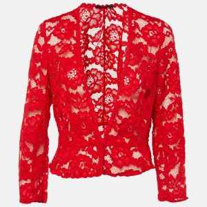 This cropped peplum jacket in red lace brings CH Carolina Herrera’s signature femininity to tailoring. The fitted bodice and flared hem create an elegant silhouette. Ideal for layering over high waisted skirts or trousers for evening.