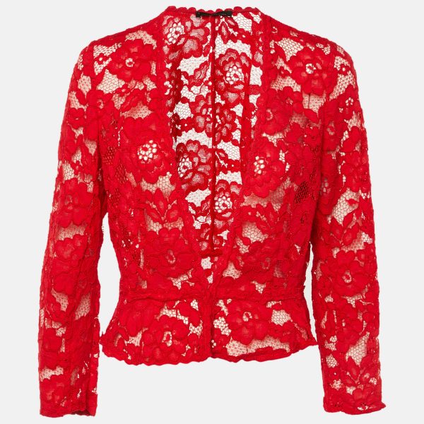 This cropped peplum jacket in red lace brings CH Carolina Herrera’s signature femininity to tailoring. The fitted bodice and flared hem create an elegant silhouette. Ideal for layering over high waisted skirts or trousers for evening.
