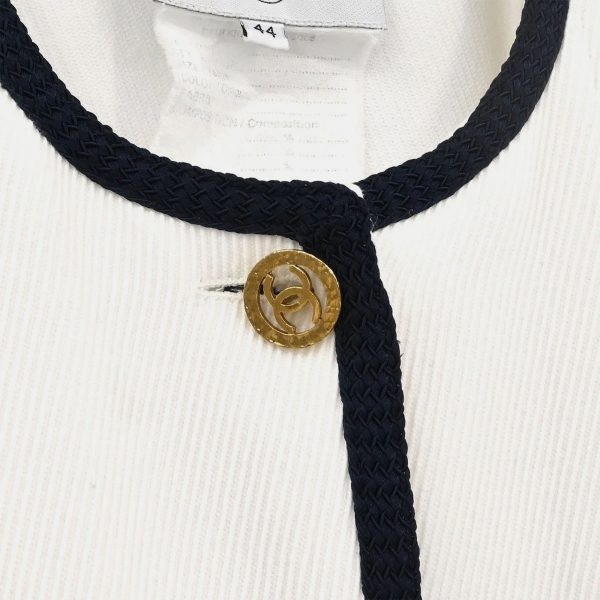 offering a fluid balance between structure and ease. Clean lines and understated design make it a versatile piece that speaks to Chanel’s enduring mastery of modern sophistication.