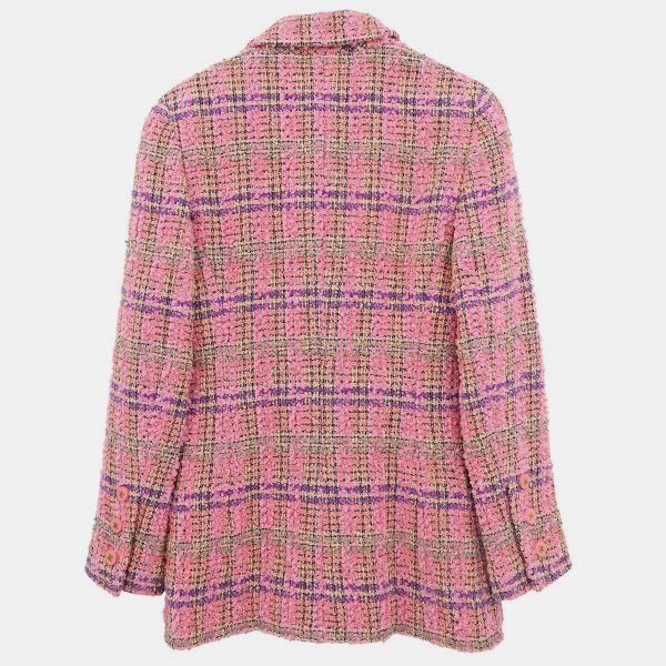 its iconic fabric and polished silhouette embody the maison’s heritage of impeccable tailoring. A piece that transitions seamlessly from day to evening