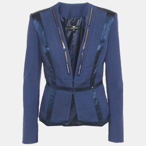 Elisabetta Franchi brings modern sophistication to tailoring with this blue crepe blazer. Designed with clean lines and subtle logo accents