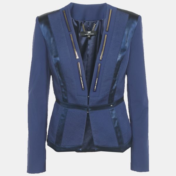 Elisabetta Franchi brings modern sophistication to tailoring with this blue crepe blazer. Designed with clean lines and subtle logo accents