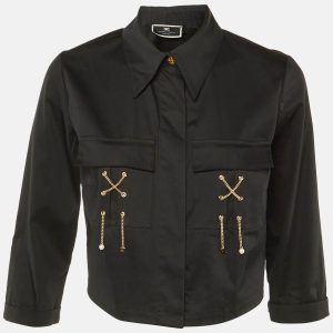 A cropped silhouette meets military inspired edge in this Elisabetta Franchi cotton jacket. The front pockets are dressed with golden chain accents and delicate pearls