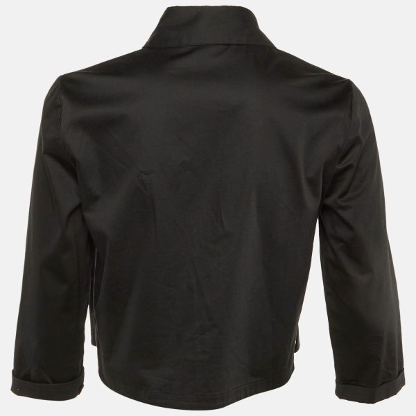 turning utility into ornament. It’s the kind of designer crop jacket that sharpens simple looks while keeping its flair effortless.