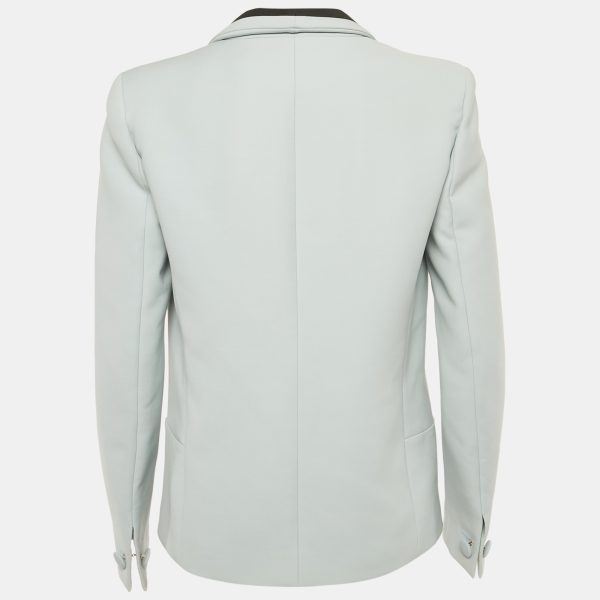 while the soft hue adds a refreshing twist. A chic layer for both workwear and evening styling.