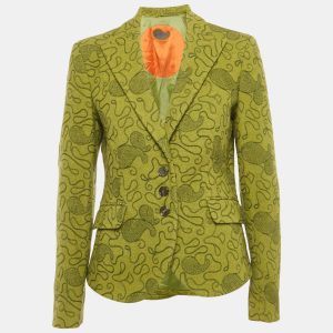 Etro’s single breasted blazer in green wool is delicately embroidered with the brand’s signature motifs