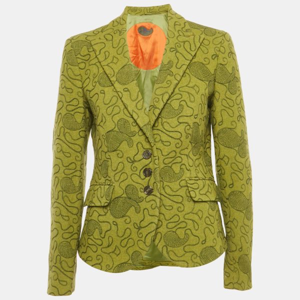 Etro’s single breasted blazer in green wool is delicately embroidered with the brand’s signature motifs