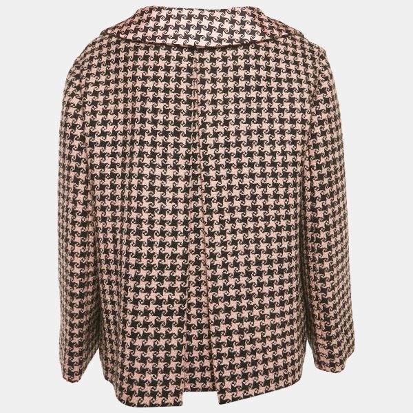 it’s a layer that merges classic construction with modern proportions.
