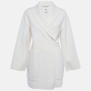 This authentic Hermès coat is crafted from pure white cashmere