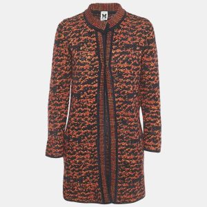 M Missoni’s coat pairs navy and red yarns in a textured knit. The longline cut and understated finish let the colourwork take focus. Signature patterning for effortless outerwear.
