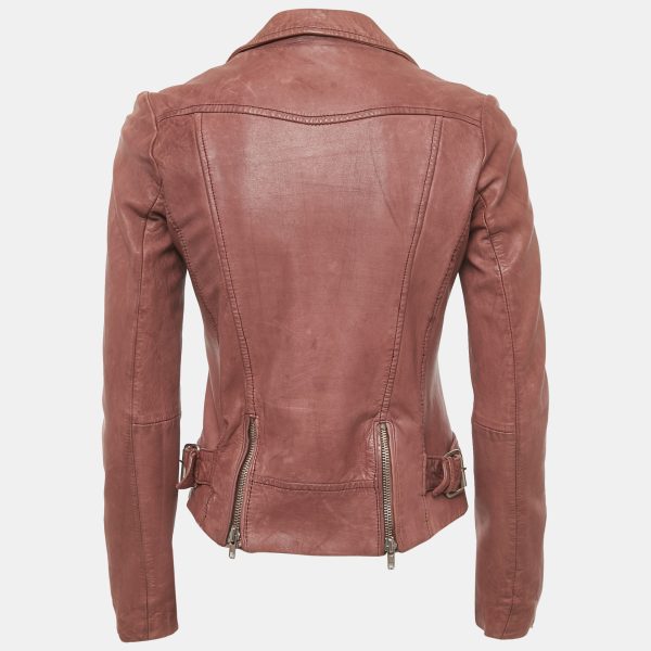 it’s a layering piece that transitions seamlessly between casual and dressed up looks.