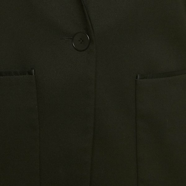 letting the fabric contrast do the work.