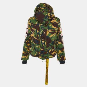 An Off White jacket that blends contrasts: streetwear edge with the softness of blossoms. Perfect for city walks