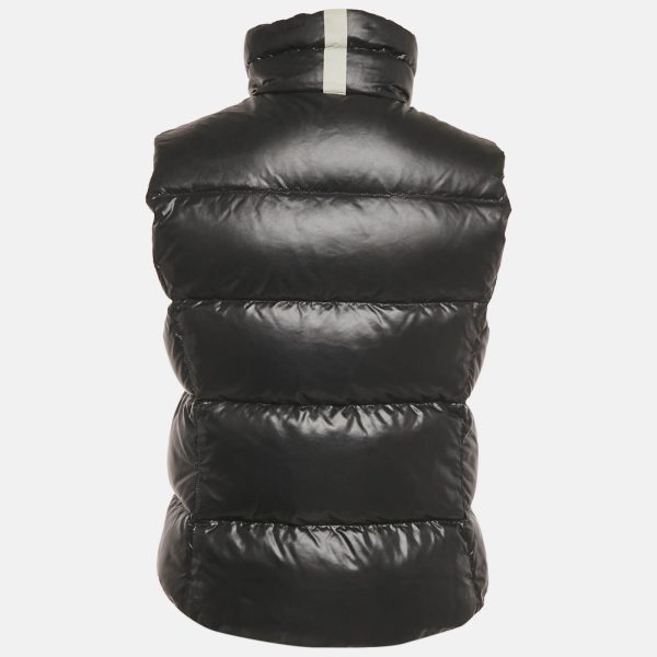 while the sleeveless cut makes it easy to wear over knits or under jackets. Practicality with a clean finish