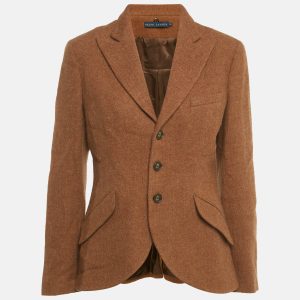 This preloved Ralph Lauren blazer is tailored from a brown wool blend with a three button front and classic lapels. Shaped at the waist and finished with flap pockets