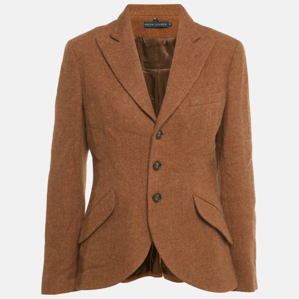 This preloved Ralph Lauren blazer is tailored from a brown wool blend with a three button front and classic lapels. Shaped at the waist and finished with flap pockets