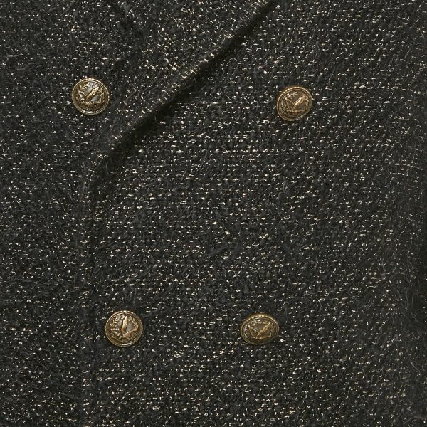 while the dark tone keeps it sharp and assured. A coat that feels at home on winter streets and city nights alike.