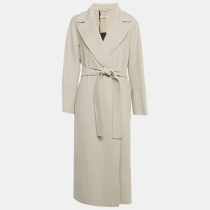 S’Max Mara’s Elisa coat embodies understated luxury. Tailored in pure beige wool