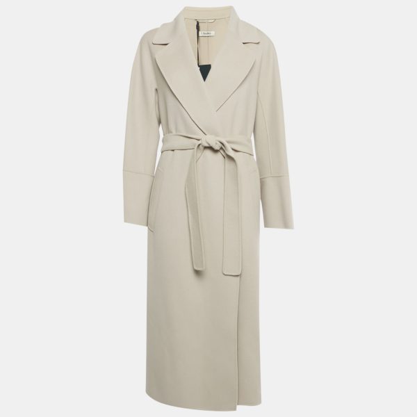 S’Max Mara’s Elisa coat embodies understated luxury. Tailored in pure beige wool