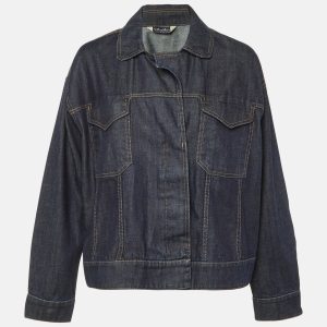 S’Max Mara’s oversized jacket in dark blue denim balances utilitarian lines with Italian ease. Drop shoulders and generous pockets give it a relaxed feel. Throw it over dresses or trousers for effortless layering.