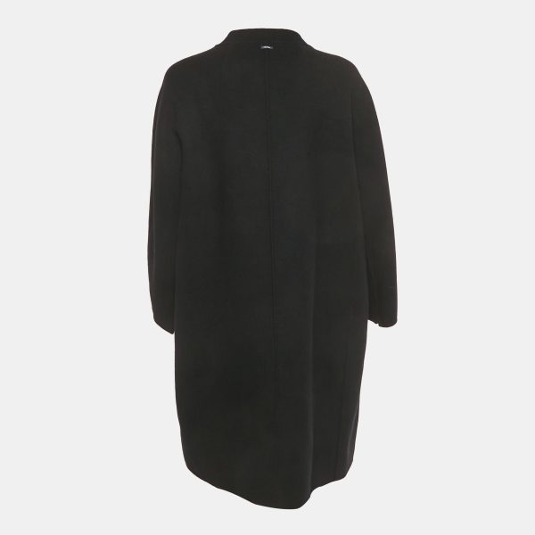 minimalist look. Its clean lines and relaxed fit offer effortless layering for cooler days. A timeless wardrobe staple with sophisticated appeal.