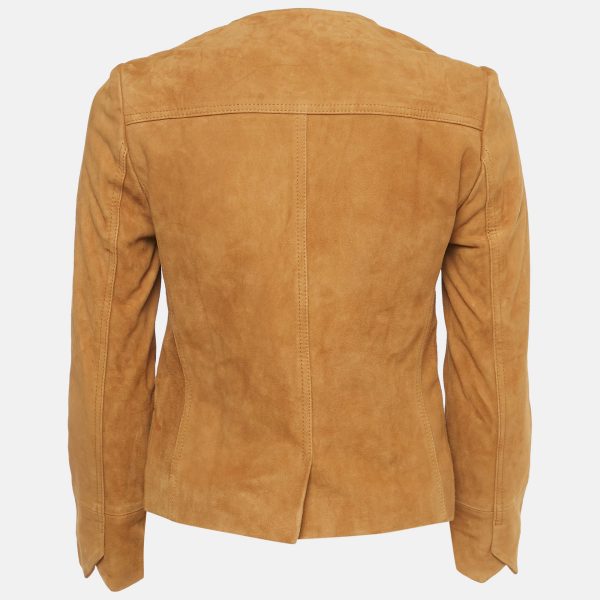 while front pockets and a row of dark buttons give it a utility edge. A designer jacket for women that feels relaxed and cozy